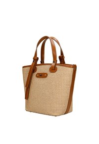 Wykonana z plecionego słomy torba z brązowymi skórzanymi uchwytami, prostokątny kształt oraz brązowy skórzany akcent z metalowym logo.