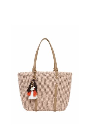 Bolso tote tejido beige con asas y ribete de cuero marrón claro, decorado con llavero de borlas multicolor en negro, naranja, blanco y cuentas.