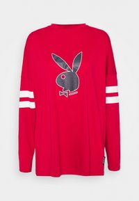 Rotes Langarm-T-Shirt aus Baumwolle mit großem schwarzem Hasenlogo und weißen Streifen an den Ärmeln. Klassisches Rundhalsdesign.
