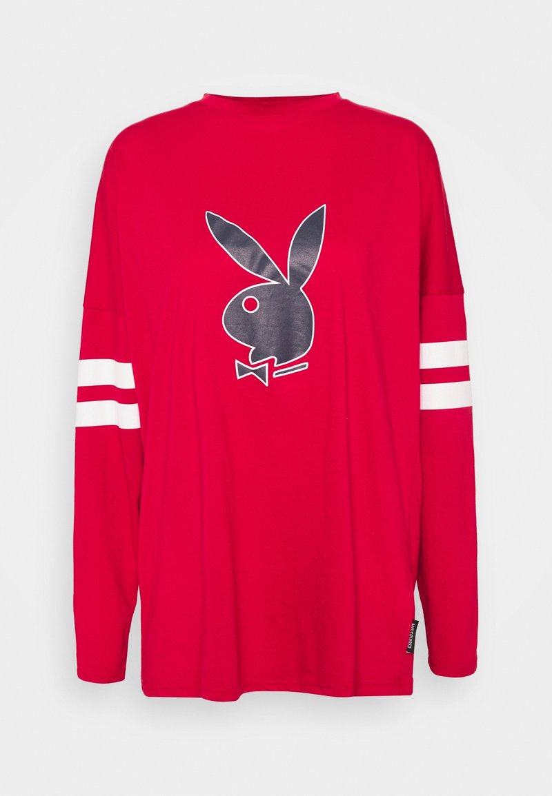 Rotes Langarm-T-Shirt aus Baumwolle mit großem schwarzem Hasenlogo und weißen Streifen an den Ärmeln. Klassisches Rundhalsdesign.