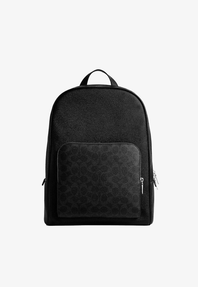 Schwarzer strukturierter Rucksack mit einer Vordertasche mit Reißverschluss, die ein dezentes kreisförmiges Muster aufweist, und einem oberen Tragegriff.