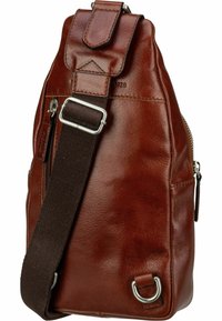 Sac bandoulière en cuir marron avec bandoulière en tissu ajustable, poche zippée extérieure et accents en métal. Texture lisse et design compact.