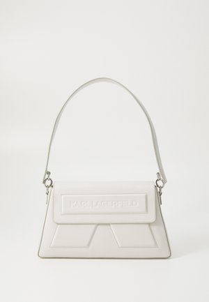 Sac à main rectangulaire blanc avec une poignée supérieure et une fermeture à rabat embossée du logo « KARL LAGERFELD » sur un fond uni.