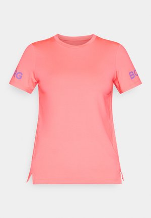 Κοντομάνικη, μπλούζα με στρογγυλή λαιμόκοψη σε έντονο κοραλλί ροζ. Κατασκευασμένη από μαλακό ύφασμα με μοβ κείμενο "BORG" στο αριστερό μανίκι και ανοίγματα στα πλάγια.