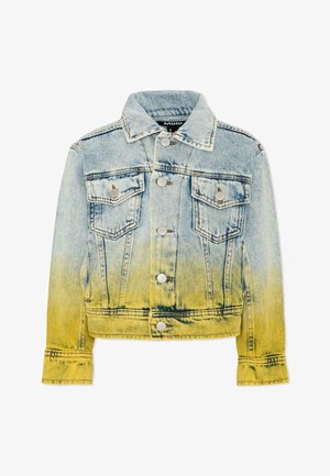 Veste en jean bleu clair avec fermeture à boutons et poches à rabat, présentant un dégradé jaune qui s'estompe de bas en haut.