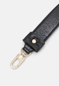 Cinturino in pelle nera con rifinitura testurizzata, dotato di una chiusura in metallo dorato e un dettaglio a pulsante decorativo nella sezione regolabile.