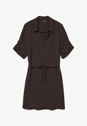 Robe marron foncé à manches courtes avec col, encolure en V, manches retroussées avec pattes boutonnées et ceinture nouée à la taille, présentée à plat sur fond blanc.