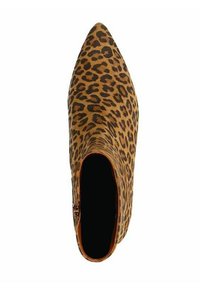 Stivale alla caviglia con stampa leopardata, con punta affilata, realizzato in tessuto testurizzato. Presenta una cerniera laterale per una facile vestibilità, con un interno nero.