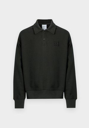 Juodas ilgarankovis polo marškinėlis iš minkštos medžiagos, turintis klasikinius apykaklę, dviejų sagų užsegimą ir įspaustą logotipą ant krūtinės.