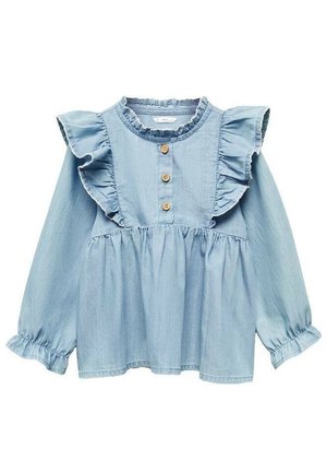 Hellblaue Bluse mit langen Ärmeln, Rüschkragen und Schulterdetails, drei Holzknöpfen auf der Vorderseite und einer Taille mit Raffungen.