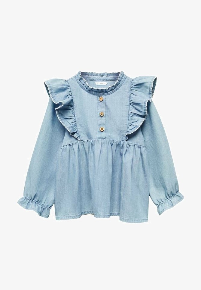 Blouse bleu clair à manches longues avec col et épaules volantés, trois boutons en bois sur le devant, et détail de taille froncée.