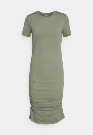 Lyhythihainen, oliivinvihreä, polvimittainen istuva mekko, jossa on ryppyiset sivut ja pyöreä pääntie, yksiväristä taustaa vasten.