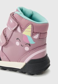 Botas infantiles moradas con diseño de unicornio, con forro de malla, correa ajustable y suela texturizada negra.