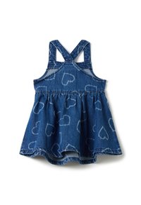 Jeanskleid mit ausgestelltem Rock, das ein Herzmuster aufweist, Kreuzträger und einen fransigen Saum hat. Blaue Farbe mit weicher Textur.