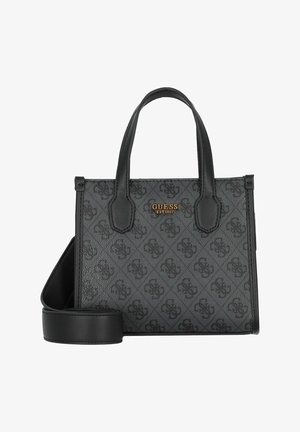 Sac à main noir en matériau texturé, présentant un design à motifs et un logo doré. Comprend des poignées courtes et une bandoulière amovible.