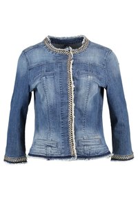 Ljusblå denimjacka med silverkedjekant, fransade kanter, två framfickor och en figursydd design. Kort ärm och kort längd.