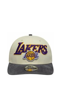 Casquette beige avec visière en corduroy gris, ornée du logo "LAKERS" brodé en violet et jaune, d'un graphique de basket-ball et d'une fermeture snapback.