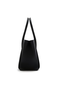 Schwarze Lederhandtasche mit einer strukturierten, dreieckigen Form, ausgestattet mit zwei länglichen Griffen und einer strukturierten Oberfläche. Minimalistisches Design.