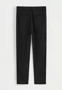 Pantalon noir à texture lisse, avec une coupe ajustée, deux poches arrière et des lignes épurées, présenté de dos.