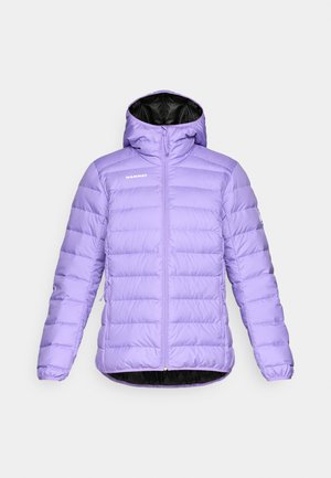 Jachetă puffer ușoară violetă, cu glugă, design matlasat, fermoar frontal și căptușeală interioară neagră. Logo-ul este afișat pe piept.