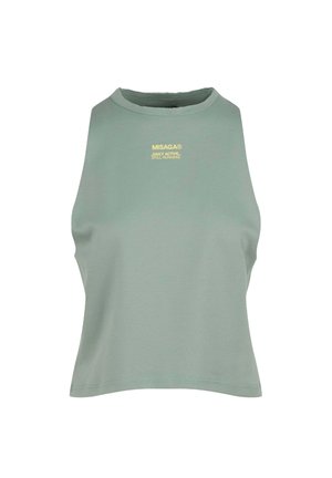 Mouwloze top van zacht groene stof, met een ronde halslijn en een relaxte pasvorm. Gouden tekstontwerp met de tekst "MISAGA® ...DAILY ACTIVE... STILL RUNNING."