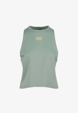 Bezrękawnik z miękkiej zielonej tkaniny, z okrągłym dekoltem i luźnym krojem. Złoty napis brzmi "MISAGA® ...CODZIENNY AKTYWNY... Wciąż biegam."
