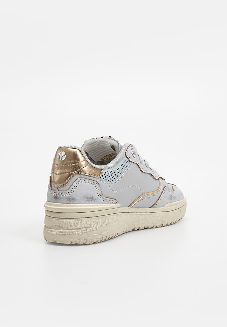 Graue Sneakers mit metallischen Goldakzenten und perforierten Details. Verfügt über eine strukturierte Sohle und einen gepolsterten Schaft für Komfort.