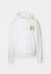 Sudadera blanca con capucha que presenta un bolsillo frontal, cordones en la capucha y un logotipo multicolor con texto en rojo, amarillo, verde y negro.