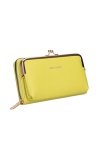 Portafoglio giallo in pelle con finitura testurizzata, dotato di un clasp e zip in tonalità dorata, logo in rilievo sulla parte anteriore e design sottile.