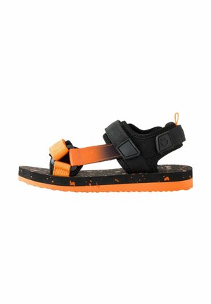 Sandal negru și portocalie cu curele ajustabile, talpă texturată și un model cu pete. Talpa are o bază portocalie strălucitoare.
