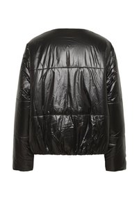 Chaqueta acolchada negra con textura brillante, diseño cropped y mangas largas. Presenta costuras horizontales y unásticos en el dobladillo.