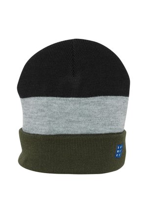 Gebreide beanie met een zwarte bovenkant, grijze middelste streep en olijfgroene manchet. Een klein blauw label op de manchet voegt een opvallend detail toe.