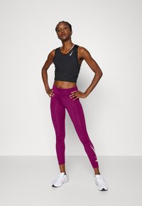 Nike Performance RUN 7/8 - Leggings - sangria white