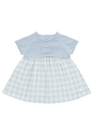 Top de punto de manga corta azul claro con un pequeño bolsillo delantero, unido a un vestido con falda completa de cuadros blancos y azules.