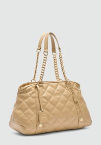 Beige gewatteerde handtas met dubbele leren en kettinghengsels, gouden hardware-accenten en een ritsvak aan de zijkant. Logo gedrukt op de voorkant.