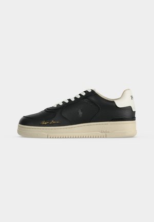 Zwarte leren lage sneaker met witte veters, beige zool en witte hieltab, met Polo Ralph Lauren-logo's aan de zijkant en op de hiel.
