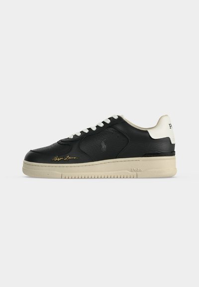 Μαύρο δερμάτινο χαμηλό sneaker με λευκά κορδόνια, μπεζ σόλα και λευκή ταμπέλα στη φτέρνα, με λογότυπα Polo Ralph Lauren στο πλάι και τη φτέρνα.