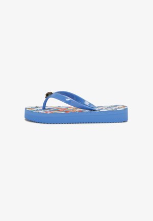 Blauw flip-flop met een glanzende band en een gestructureerde zool, voorzien van een kleurrijk gedrukt voetbedontwerp en een decoratieve zwarte steen bij de band.