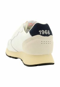 Scarpa da ginnastica bianca con tomaia in pelle testurizzata, contrafforte in suede blu e suola intermedia color crema. Presenta la scritta "1968" stampata sul tallone.