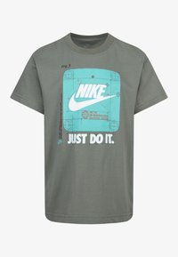 Nike Sportswear FUTURE UTILITY TEE - Print T-shirt - dark stucco