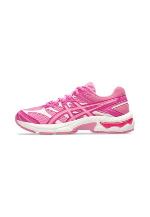 Chaussure de course rose et blanche avec tige en mesh, design à lacets, semelle amortissante et bandes latérales marquées, vue de profil.