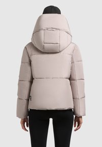 Lederjacke in Hellrosa mit einer großen Kapuze, gestepptem Design und einem leicht verkürzten Schnitt. Besitzt ein kleines Logoshirt am Saum.