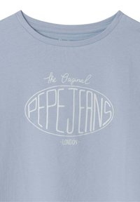 Svetlo modra bombažna majica s krožnim izrezom in sprednjim grafičnim napisom "The Original PEPE JEANS LONDON" v beli barvi.