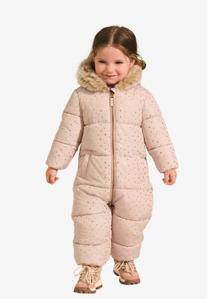 Gepolsterter, rosa Schneeanzug mit goldfarbenem Sternenprint, Reißverschluss und Kapuze mit Kunstfellfutter. Kombiniert mit braunen Winterstiefeln mit Schnürung.
