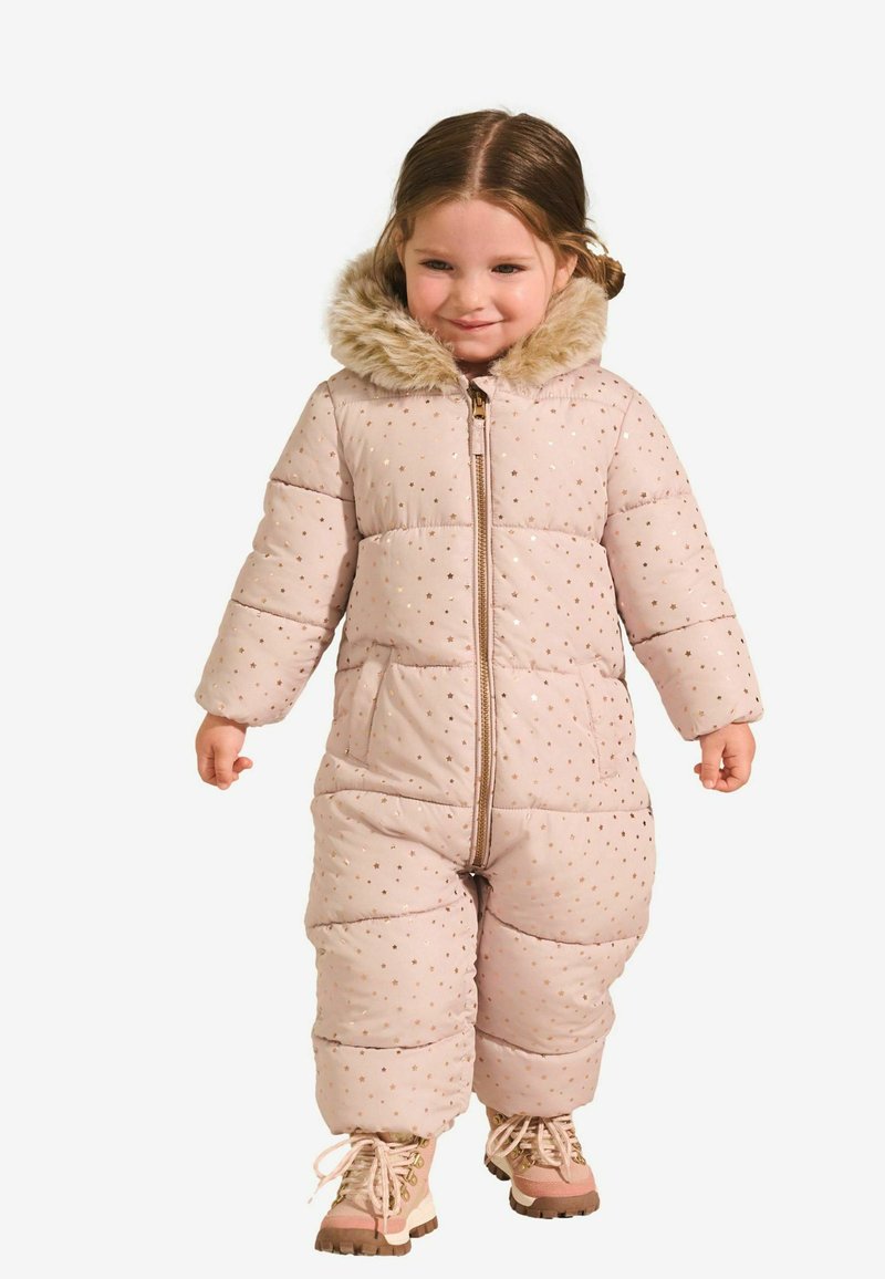 Gevoerde roze sneeuwpak met een gouden sterrenprint, ritsluiting en een capuchon met nepbont. Gepaarde met bruine winterlaarzen met veters.