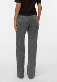 Grijs denim jeans met hoge taille en rechte pijpen, voorzien van achterzakken en een gestructureerde afwerking.