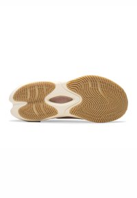 Suela de zapatilla con una banda de rodadura de goma texturizada color marrón claro y una entresuela blanca. El zapato tiene un logo central en forma ovalada redondeada.