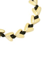 Des maillons en forme de cœur dorés, entrecoupés de matériau noir tressé, forment un collier décoratif, mettant en valeur une finition lisse et une forme cohérente.