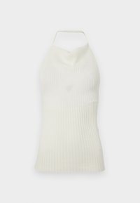 Hvit ripet strikket halterneck-top med en tettsittende silhuett og bred skulderstropp mot en ensfarget bakgrunn.