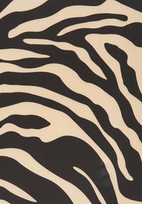Tissu à imprimé zèbre présentant de larges rayures noires courbes sur un fond crème, avec une texture lisse et un contraste vif entre les couleurs.
